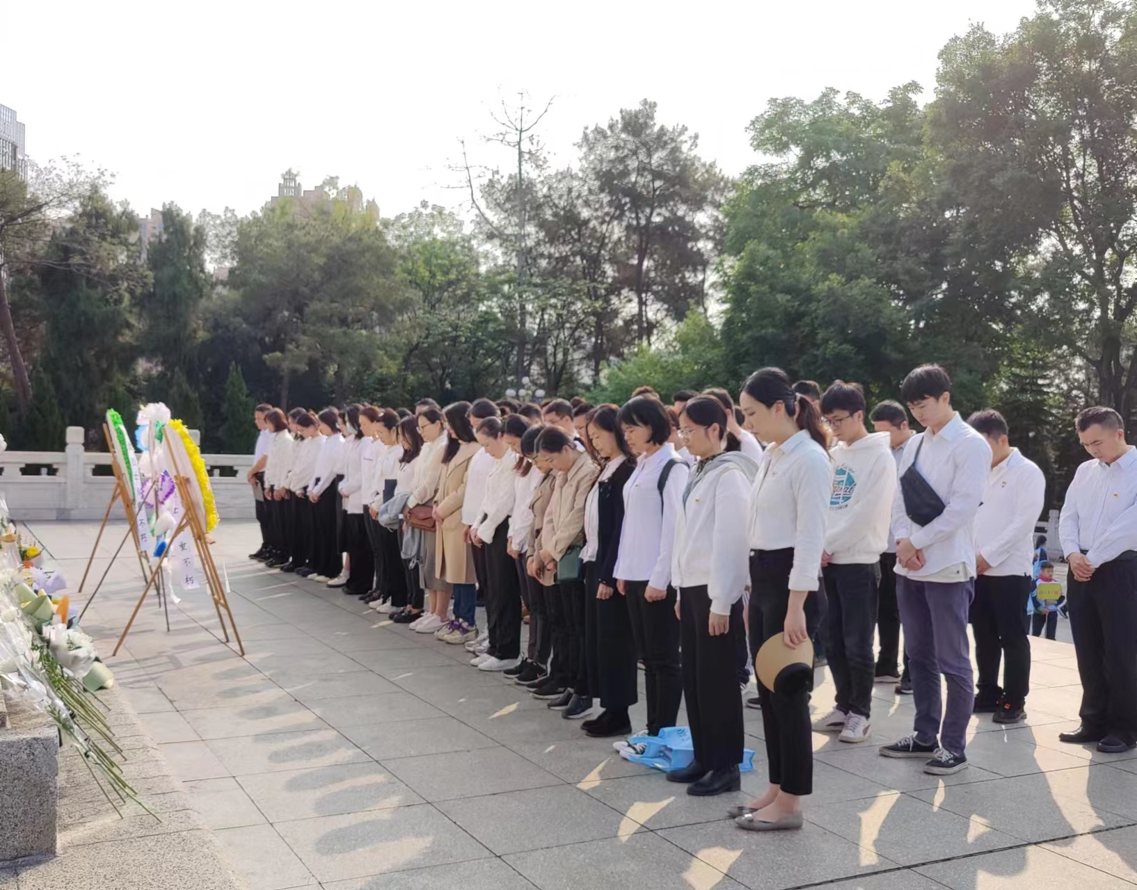 市排水公司黨總支、南寧建康環(huán)保公司黨支部開展“緬懷革命先烈，賡續(xù)紅色基因”聯(lián)合主題黨日活動(dòng)