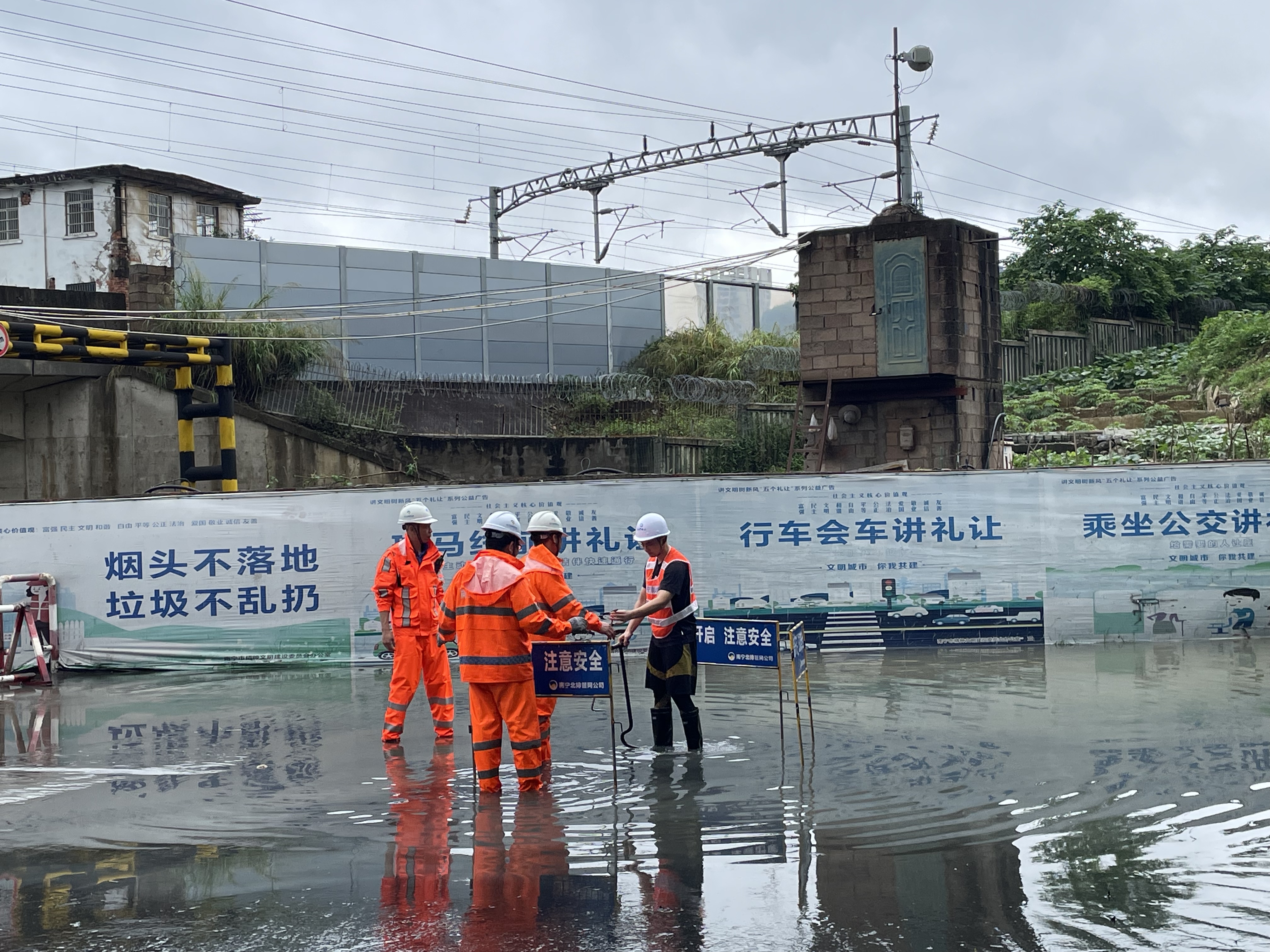 積極應(yīng)對強(qiáng)降雨，市排水公司連夜出擊排水搶險(xiǎn)